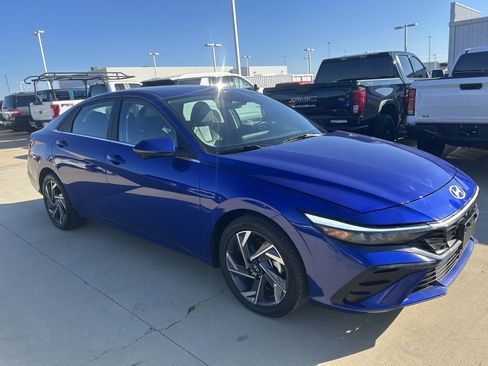 Used 2025 Hyundai Elantra SEL image 13