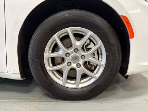 Used 2023 Chrysler Pacifica Touring-L FWD image 9