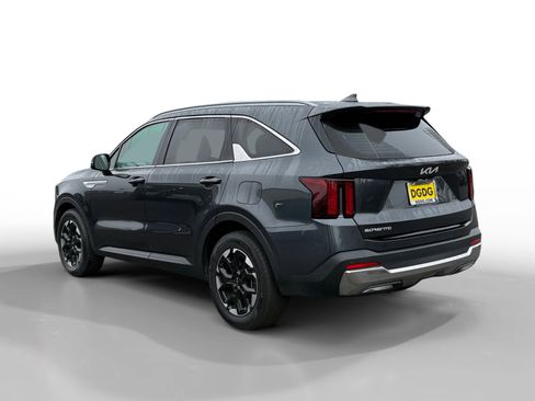 Used 2024 Kia Sorento S image 3