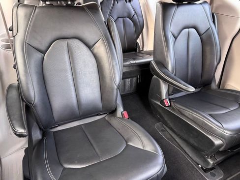 Used 2024 Chrysler Pacifica Limited FWD image 19