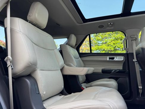 Used 2020 Ford Explorer Platinum w/ Premium Technology Package AWD/4WD image 35
