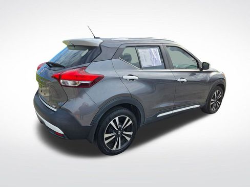 Used 2018 Nissan Kicks SV FWD image 2