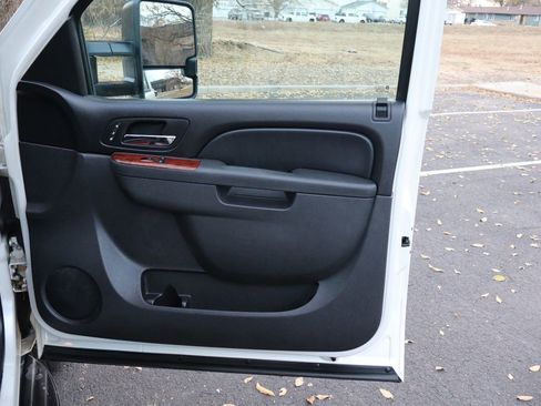 Used 2011 GMC Yukon SLT w/ SLT-2 Equipment Package image 28