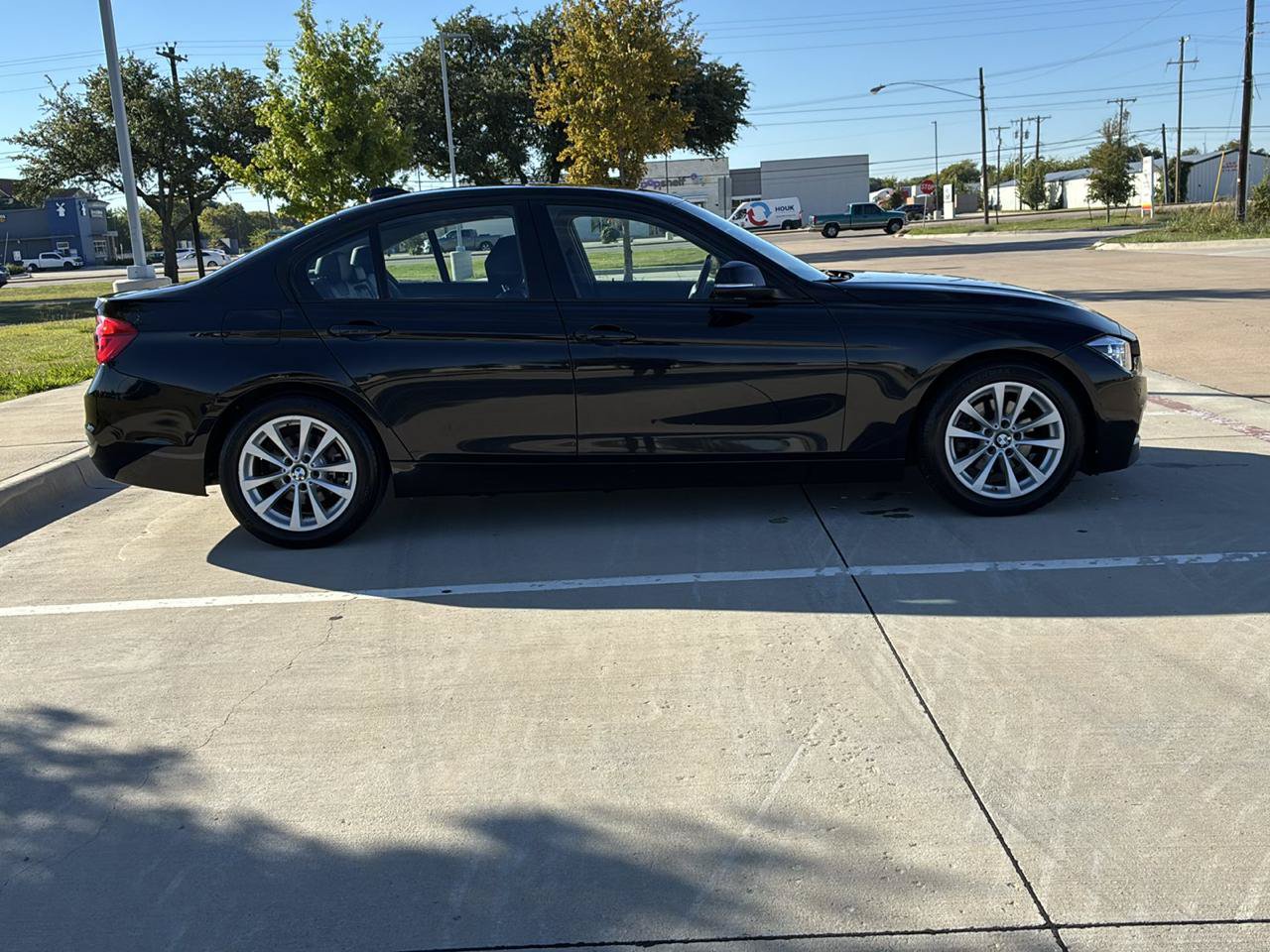 Used 2018 BMW 320i xDrive Sedan w/ Convenience Package AWD/4WD image 6