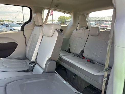 Used 2017 Chrysler Pacifica Touring-L image 19