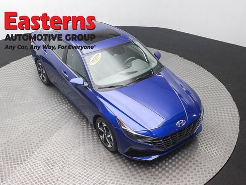 Used 2022 Hyundai Elantra SEL w/ Convenience + Premium Package FWD image 3
