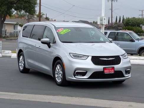 Used 2023 Chrysler Pacifica Touring-L FWD image 3