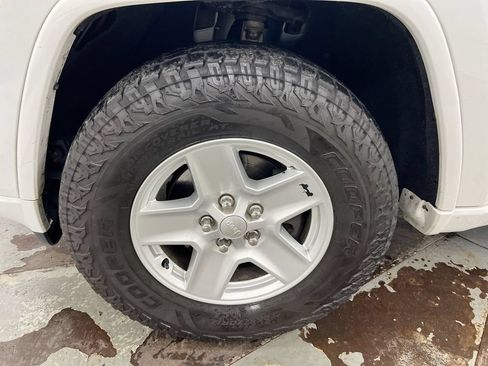 Used 2019 Jeep Grand Cherokee Altitude AWD/4WD image 27