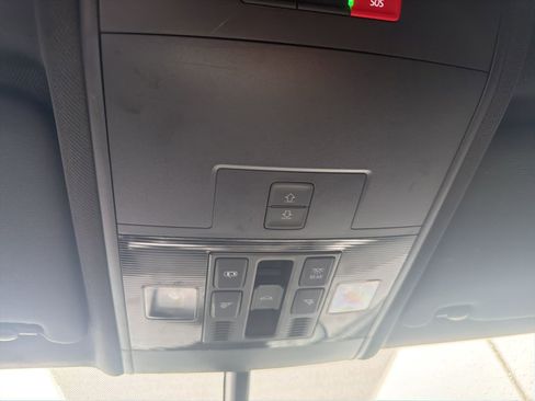 Used 2021 Volkswagen Atlas Cross Sport SE w/ Panoramic Sunroof Package image 19