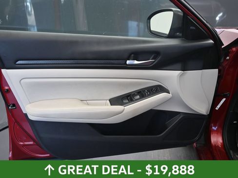 Used 2025 Nissan Altima 2.5 SV FWD image 18