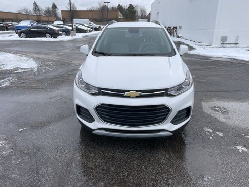 Used 2022 Chevrolet Trax LT w/ LT Convenience Package image 2