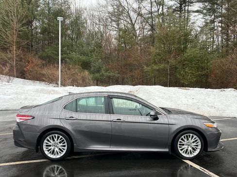 Used 2020 Toyota Camry XLE image 6