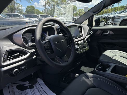 New 2026 Chrysler Pacifica Select image 50