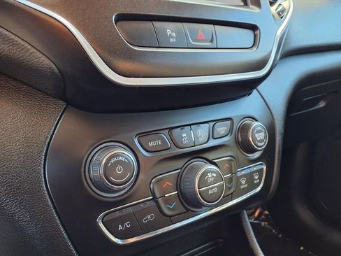 Used 2019 Jeep Cherokee Trailhawk w/ Cold Weather Group image 7