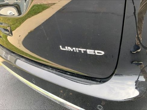 Used 2026 Chrysler Pacifica Limited FWD image 4