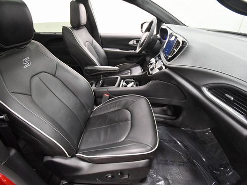 Used 2025 Chrysler Pacifica Limited image 19