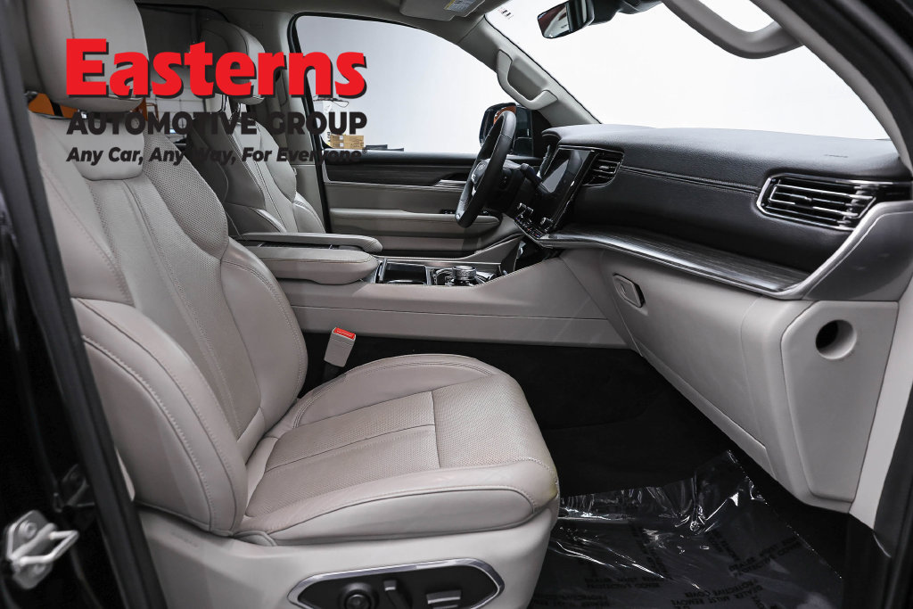 Used 2024 Jeep Wagoneer L Series II RWD image 30