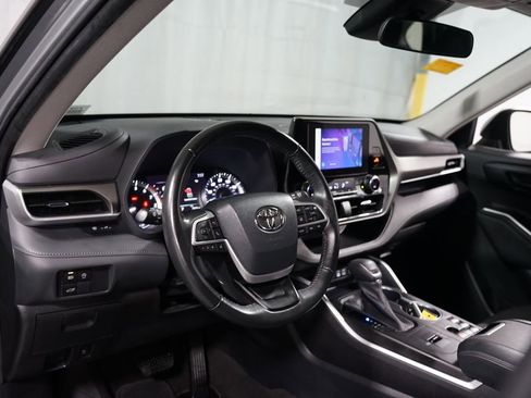 Used 2023 Toyota Highlander LE image 11