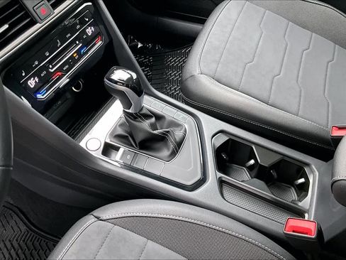 New 2026 Volkswagen Taos SE image 7