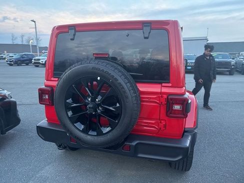 Used 2025 Jeep Wrangler Unlimited Sahara AWD/4WD image 6