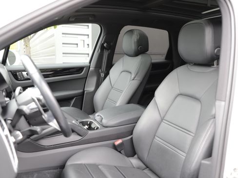 Used 2023 Porsche Cayenne AWD/4WD image 18