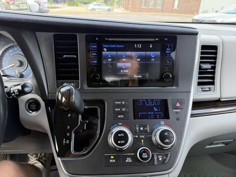 Used 2016 Toyota Sienna XLE FWD image 33