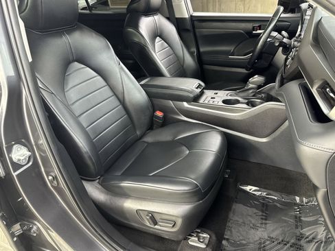 Used 2023 Toyota Highlander XLE FWD image 41