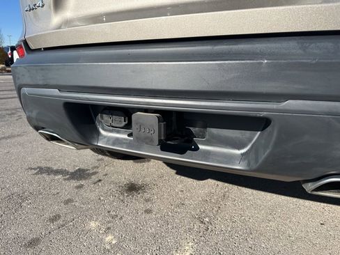 Used 2019 Jeep Cherokee Latitude w/ Cold Weather Group image 6