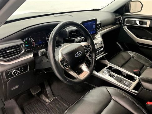 Used 2024 Ford Explorer XLT w/ Equipment Group 202A AWD/4WD image 13