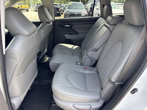 Used 2023 Toyota Highlander XLE AWD/4WD image 13