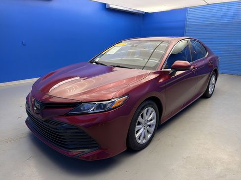 Used 2019 Toyota Camry LE image 4
