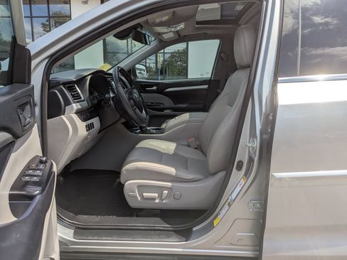 Used 2018 Toyota Highlander XLE AWD/4WD image 12