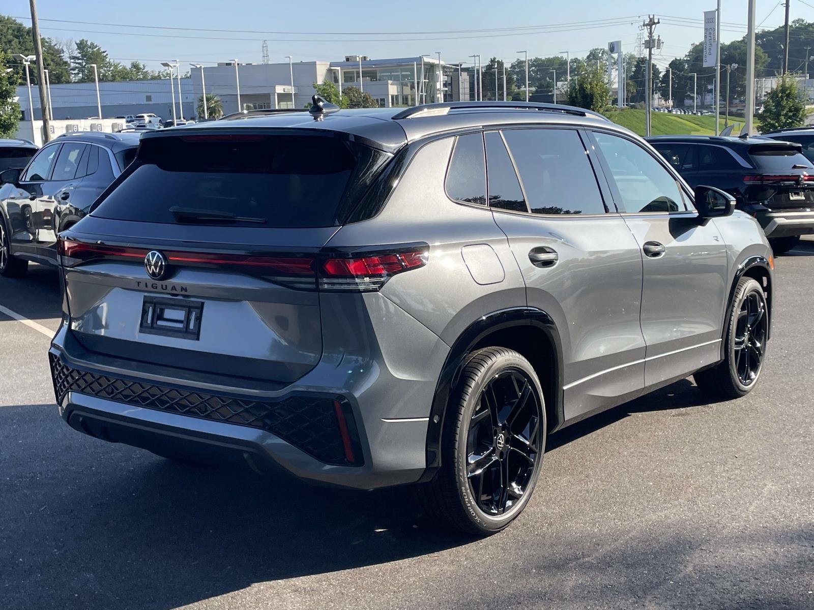 New 2026 Volkswagen Tiguan SE R-Line FWD image 7