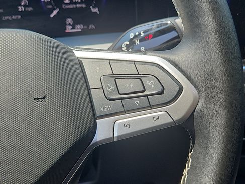 Certified 2025 Volkswagen Tiguan SE AWD/4WD image 17