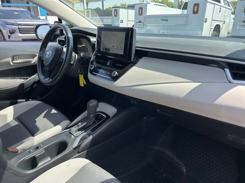 Used 2025 Toyota Corolla LE FWD image 30