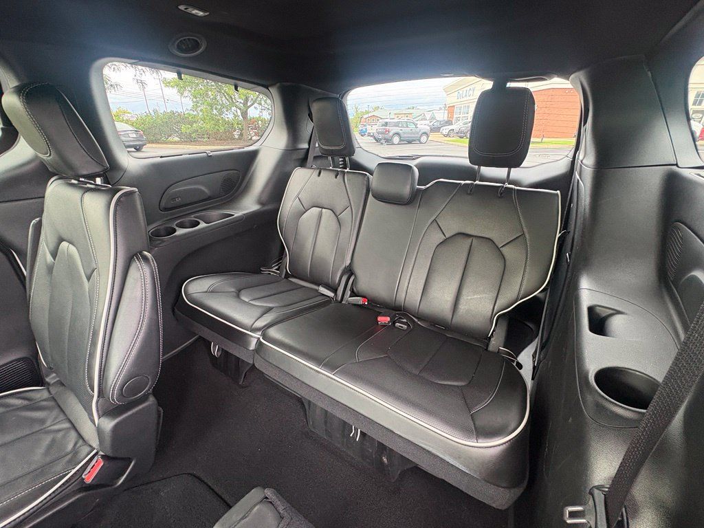 Used 2025 Chrysler Pacifica Limited FWD image 30