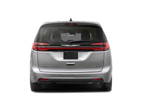 Used 2024 Chrysler Pacifica Limited FWD image 5