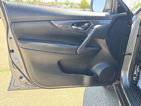Used 2017 Nissan Rogue SV AWD/4WD image 10