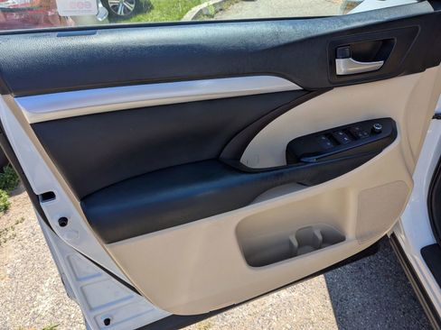 Used 2019 Toyota Highlander XLE AWD/4WD image 23