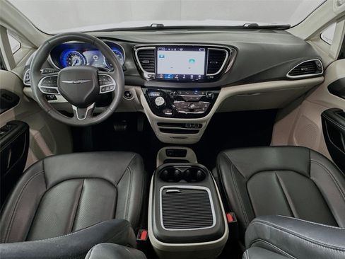 Used 2024 Chrysler Pacifica Touring-L FWD image 30