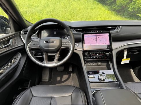 New 2025 Jeep Grand Cherokee Limited w/ Luxury Tech Group II image 11