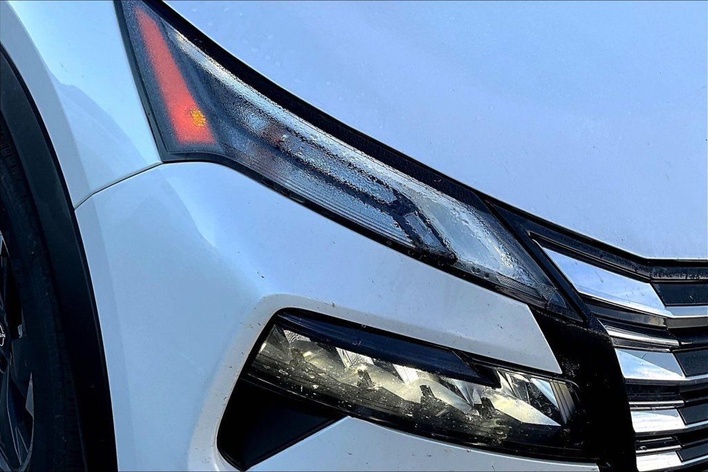 Used 2025 Nissan Rogue SV AWD/4WD image 33