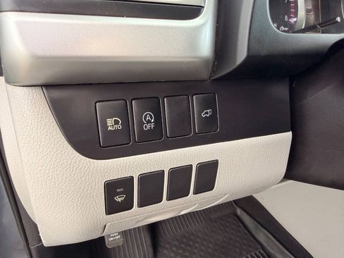 Used 2017 Toyota Highlander Plus w/ Carpet Mat Package FWD image 37