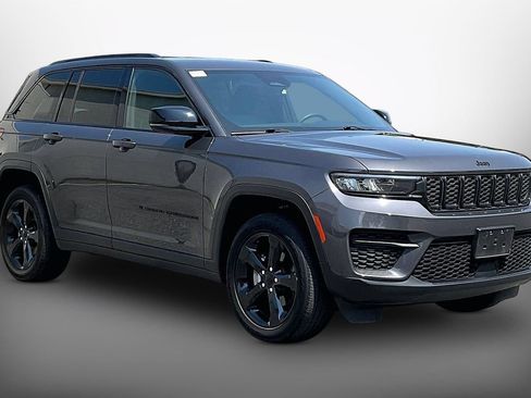 Used 2023 Jeep Grand Cherokee Altitude AWD/4WD image 2