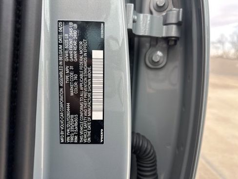 Certified 2025 Volvo XC40 B5 Core image 32