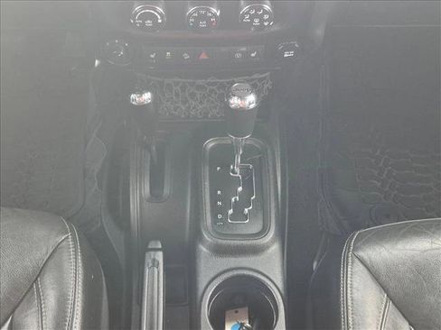 Used 2015 Jeep Wrangler Unlimited Rubicon AWD/4WD image 12