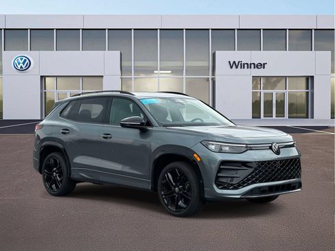 Certified 2025 Volkswagen Tiguan SE R-Line AWD/4WD image 8