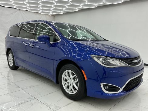 Used 2020 Chrysler Pacifica Touring w/ Advanced Safetytec Group FWD image 7