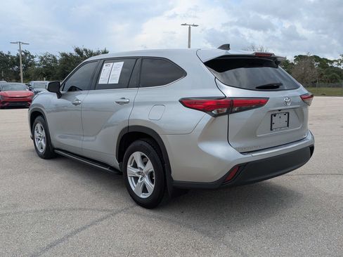 Used 2022 Toyota Highlander LE FWD image 7