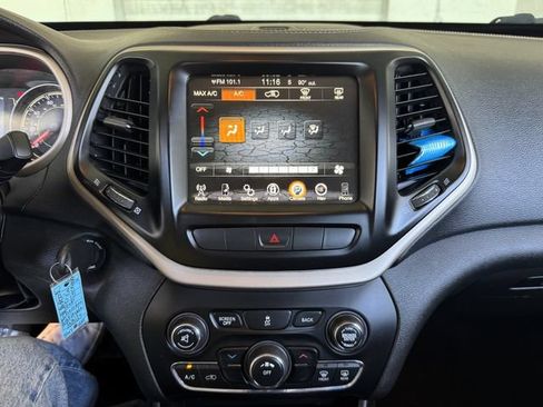 Used 2015 Jeep Cherokee Latitude FWD image 18
